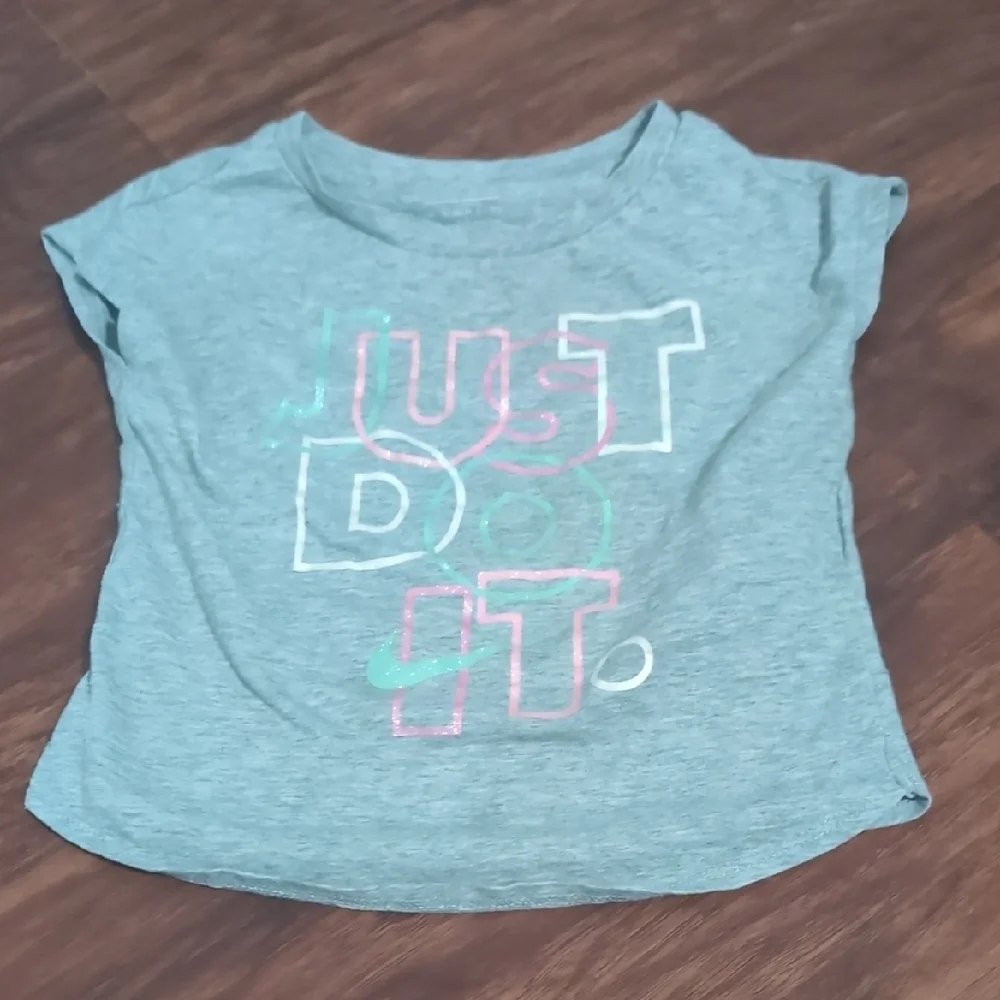 Gray and Green Short Sleeve Tee with Text Graphics‎